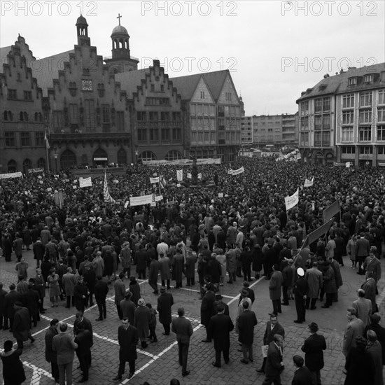 The Congress Emergency of Democracy was a first significant manifestation of trade unions and other democratic forces against the emergency laws on 30. 10. 1966 at the Roemer in Frankfurt/M