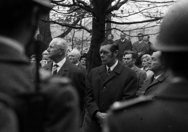 A meeting of the traditional associations of the Waffen- SS to honour their dead of the 6th SS Division North on 14. 11. 1971 in Hunrueck was accompanied by the Bundeswehr with officers and a squad of recruits