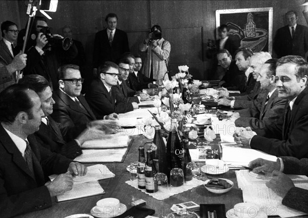 Delegations from the GDR with its leader Michael Kohl and from the Federal Republic with Egon Bahr as the Federal Republic's representative met in Bonn on 6. 4. 1972 to discuss intra-German treaties. Left p. 3. Michael Kohl