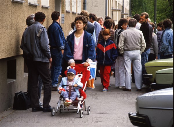 Gymnasium were also used. Immigrants and foreign refugees in North Rhine-Westphalia on 28. 10. 1988 in Unna-Massen. Since the sleeping accommodations were not sufficient