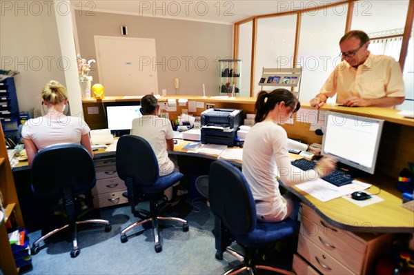 This internist in the centre of a larger city works mainly as a family doctor. The photo shows: The work of the team of medical assistants in the reception