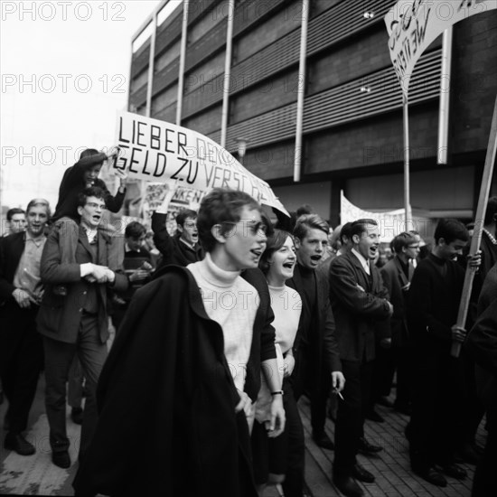 Students of all school types and ages in the Ruhr area in the years 1965 to 1971 jointly oppose price increases in local transport in the Ruhr cities