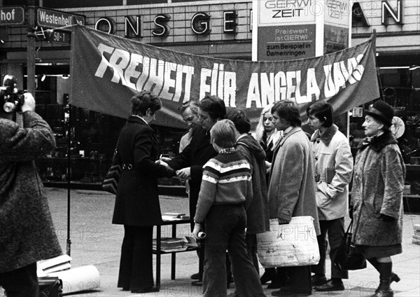 Collection of signatures and protest for the release of US-saenger Angela Davis on 22. 1. 1972 on the Dortmunder Westenhellweg