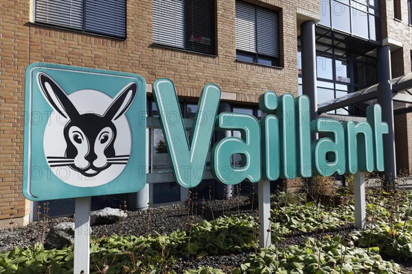 Vaillant logo with hare in front of building