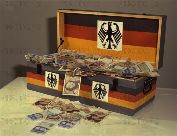 Dortmund. Symbolic picture Money. State budget A lot of money in DM. 1990