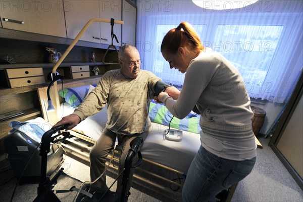 The home visit of the doctor's assistant is no longer a rarity. The family doctor likes to send his assistant on house calls