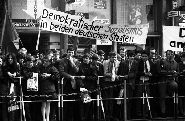 The 2nd meeting of Chancellor Willy Brandt with GDR MP Willi Stoph on 21 May 1971 in Kassel was accompanied by a large number of statements for and against the Brandt government's policy of detente
