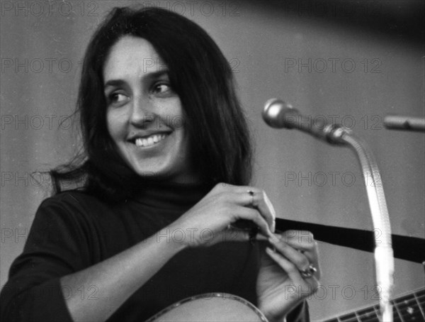 The presence and performance of US singer Joan Baez