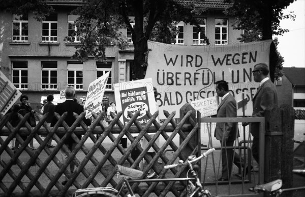 Parents and pupils of the Dortmund Loh School