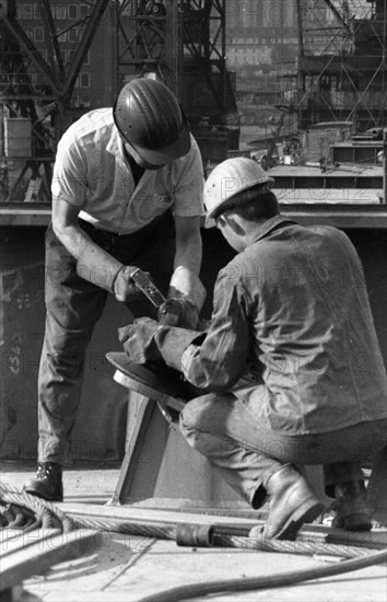 Work at the Port of Hamburg and Howaldtswerke Hamburg