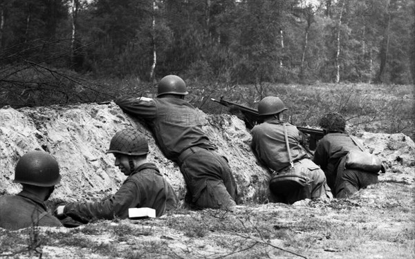 The basic training of conscripts in 1965 in a barracks in Dortmund and on a military training area in the Lueneburg Heath