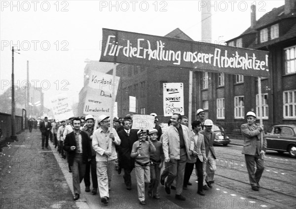 4000 workers of the steelworks Suedwestfalen AG took to the streets in Hagen on 4 October 1971 to protest for their jobs