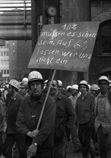 About 4000 steelworkers of Hoesch AG Westfalenhuette demonstrated on 14 January 1972