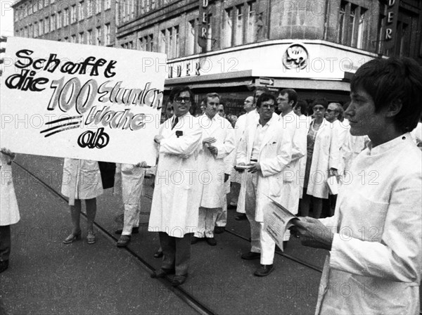 Hospital doctors demonstrated in Dortmund for higher salaries and against time overload in the service on 23 September 1971