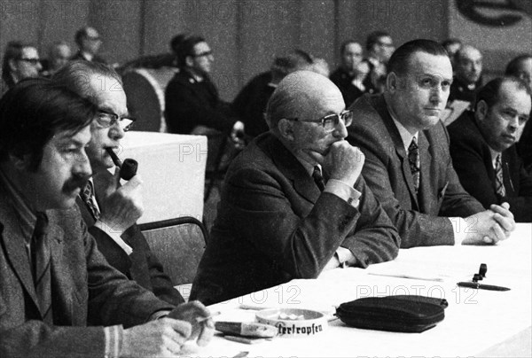 The SPD rally for the ratification of the East German treaties on 23 April 1972 in the Westfalenhalle in Dortmund. From left to right. Guether Grass
