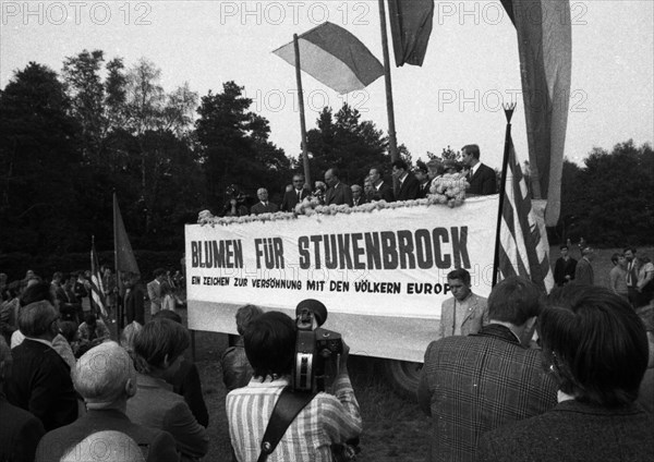 Left and peace movement committed flowers for Stukenbrock at the graves of Soviet war victims of the Nazi regime as a sign of reconciliation here on 4. 9. 1971 in Stukenbrock near Bielefeld