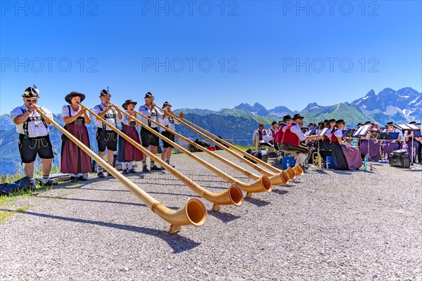 Alphorn blowers