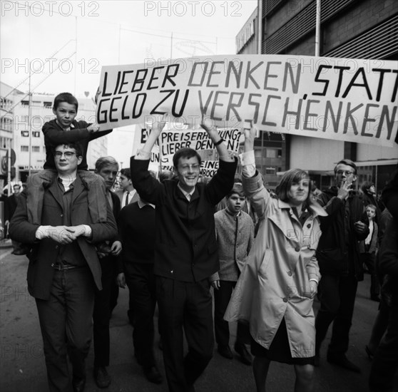 Students of all school types and ages in the Ruhr area in the years 1965 to 1971 jointly oppose price increases in local transport in the Ruhr cities