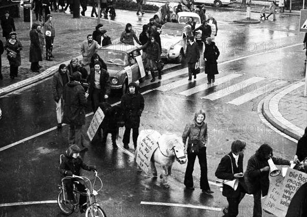 A demonstration with a DKP motorcade on 24 November 1973 in Essen against the driving bans on carless Sundays caused a sensation