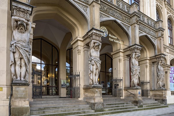 Portal and loggia with monumental atlases of the Museum Fuenf Kontinente