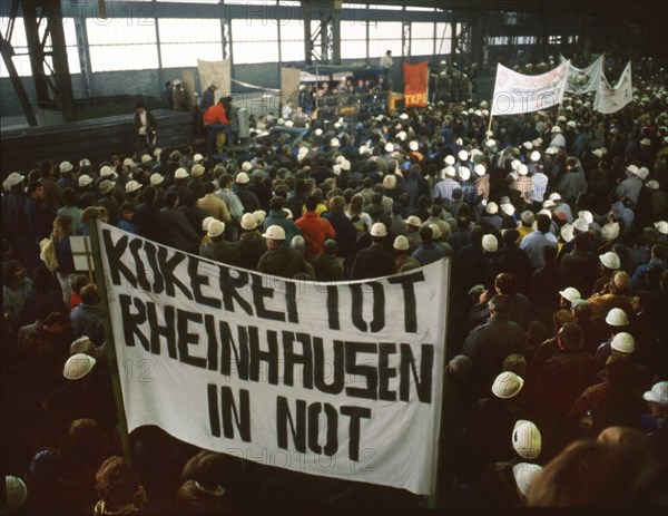 Du-Rheinhausen. Steelworkers of the Krupp steelworks fight for their jobs in 1987 and occupied the Rhine bridge