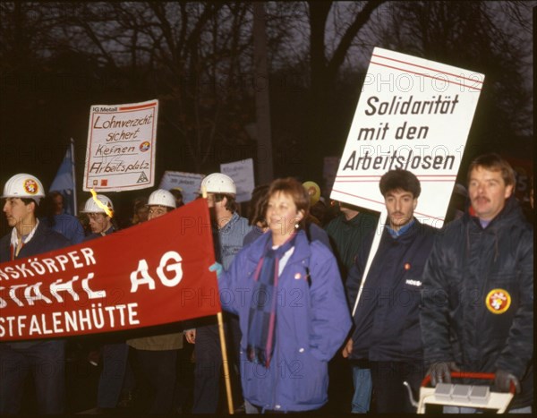 In the pre-Christmas period with its demands to the employers with the reduction of working time. here on 28. 11. 1990 at Hoesch AG Westfalenhuette