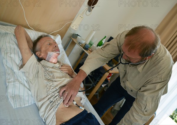 The Mother Theresa Hospice offers its guests a dignified home in a new friendly ambience for patients in their last phase of life. This patient with carcinoma of the floor of the mouth caused by smoking and alcohol is 'allowed' to continue smoking