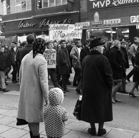 Students of all school types and ages in the Ruhr area in the years 1965 to 1971 jointly oppose price increases in local transport in the Ruhr cities