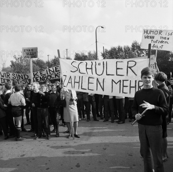 Students of all school types and ages in the Ruhr area in the years 1965 to 1971 jointly oppose price increases in local transport in the Ruhr cities