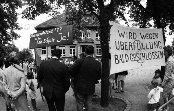 Parents and pupils of the Dortmund Loh School