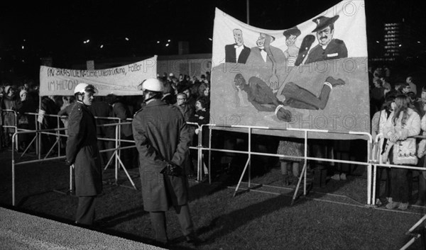 Banquet and ball at the Duesseldorf Hilton Hotel in 1966 accompanied by protest with reference to misery and terror in Brazil