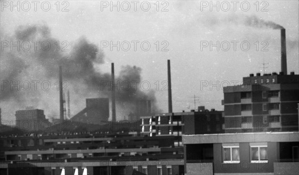 Negative highlights in the Ruhr area in the years 1965 to 1971. Air pollution in the Satelieten district of Dortmund-Scharnhorst