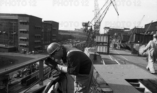 Work at the Port of Hamburg and Howaldtswerke Hamburg