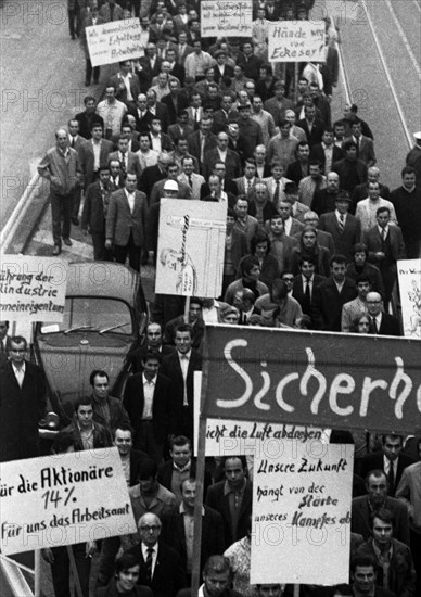 4000 workers of the steelworks Suedwestfalen AG took to the streets in Hagen on 4 October 1971 to protest for their jobs