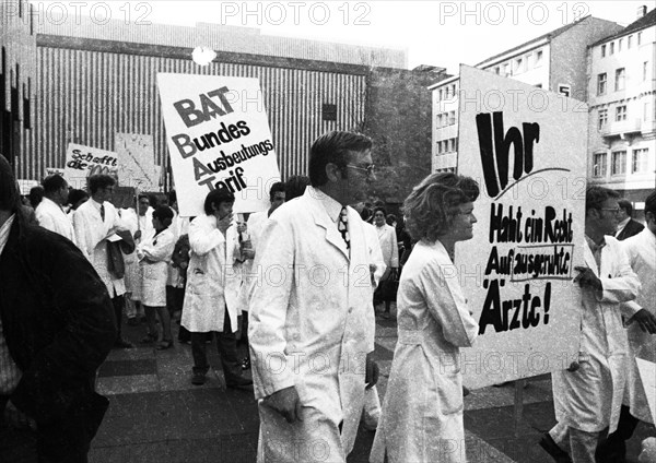 Hospital doctors demonstrated in Dortmund for higher salaries and against time overload in the service on 23 September 1971