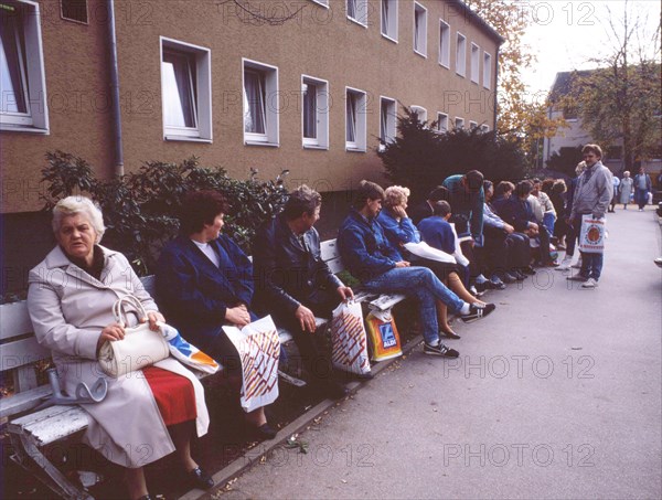 Gymnasium were also used. Immigrants and foreign refugees in North Rhine-Westphalia on 28. 10. 1988 in Unna-Massen. Since the sleeping accommodations were not sufficient