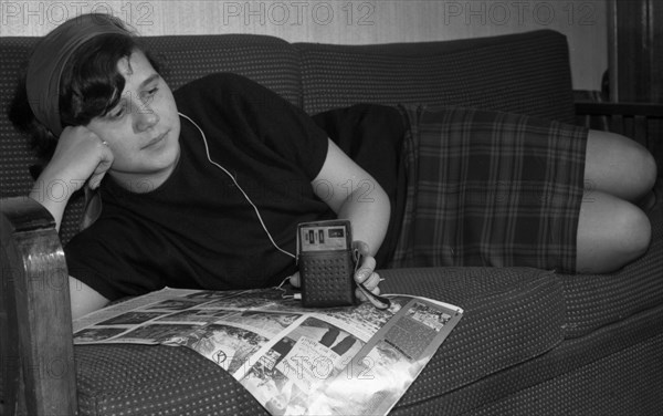 Amusement of the youth in the Ruhr area in 1965. With portable mini transistor radio recorder