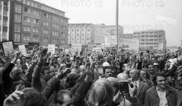 4000 workers of the steelworks Suedwestfalen AG took to the streets in Hagen on 4 October 1971 to protest for their jobs