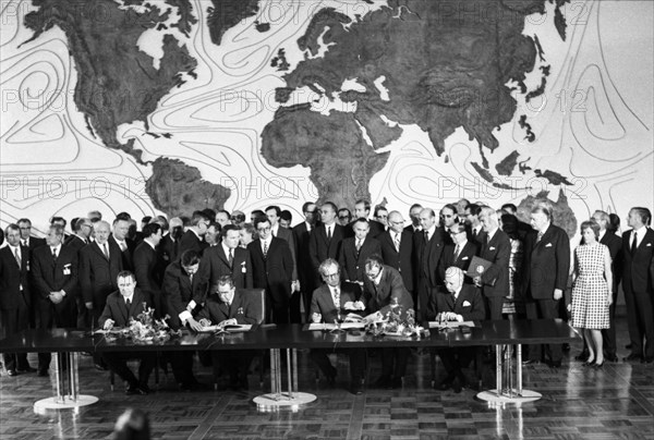 The visit of the Soviet head of state and party leader Leonid Brezhnev to Bonn from 18-22 May 1973 was a step towards easing tensions in East-West relations by Willy Brandt. At the table: Walter Scheel
