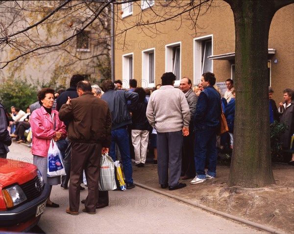 Gymnasium were also used. Immigrants and foreign refugees in North Rhine-Westphalia on 28. 10. 1988 in Unna-Massen. Since the sleeping accommodations were not sufficient