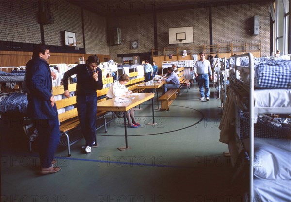 Gymnasium were also used. Immigrants and foreign refugees in North Rhine-Westphalia on 28. 10. 1988 in Unna-Massen. Since the sleeping accommodations were not sufficient