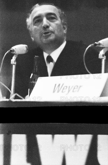 Leading politicians of the FDP in the 1966 federal election campaign in Dortmund. . Erich Mende at the lectern