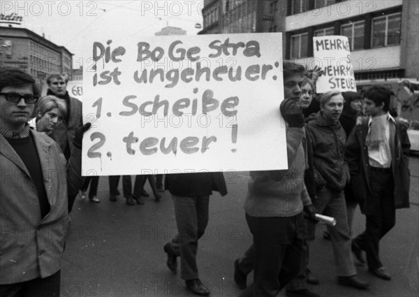 Students of all school types and ages in the Ruhr area in the years 1965 to 1971 jointly oppose price increases in local transport in the Ruhr cities