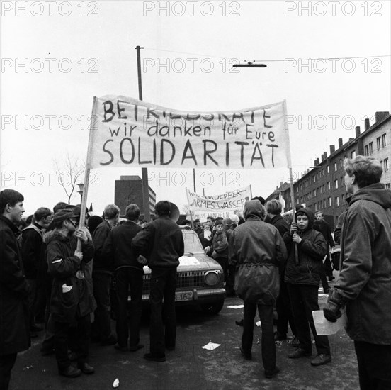 Students of all school types and ages in the Ruhr area in the years 1965 to 1971 jointly oppose price increases in local transport in the Ruhr cities