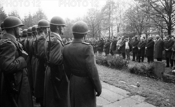 A meeting of the traditional associations of the Waffen- SS to honour their dead of the 6th SS Division North on 14. 11. 1971 in Hunrueck was accompanied by the Bundeswehr with officers and a squad of recruits