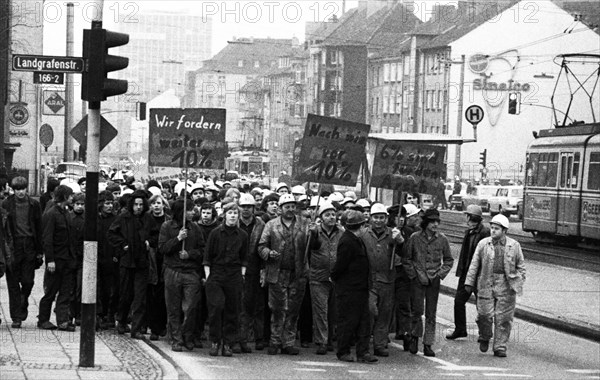 About 4000 steelworkers of Hoesch AG Westfalenhuette demonstrated on 14 January 1972