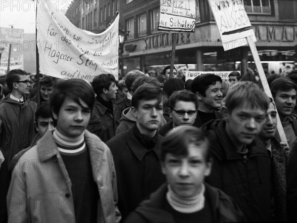 Students of all school types and ages in the Ruhr area in the years 1965 to 1971 jointly oppose price increases in local transport in the Ruhr cities