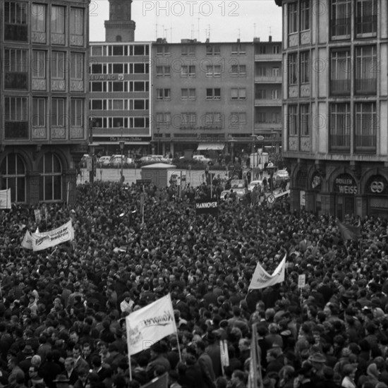 The Congress Emergency of Democracy was a first significant manifestation of trade unions and other democratic forces against the emergency laws on 30. 10. 1966 at the Roemer in Frankfurt/M