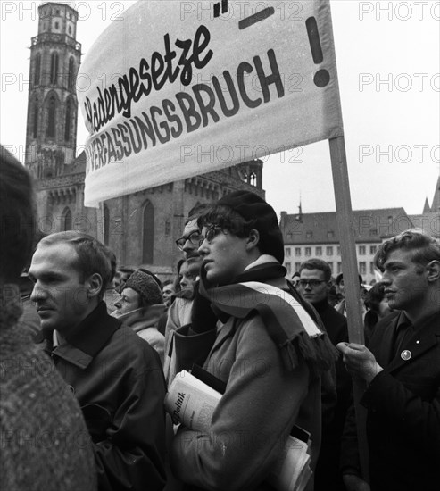 The Congress Emergency of Democracy was a first significant manifestation of trade unions and other democratic forces against the emergency laws on 30. 10. 1966 at the Roemer in Frankfurt/M