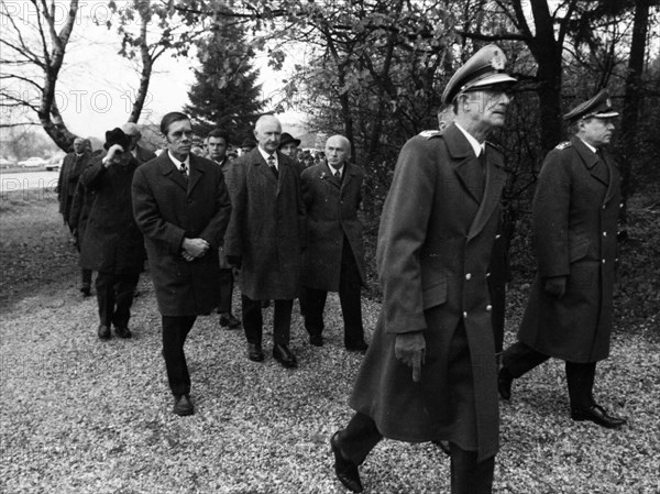 A meeting of the traditional associations of the Waffen- SS to honour their dead of the 6th SS Division North on 14. 11. 1971 in Hunrueck was accompanied by the Bundeswehr with officers and a squad of recruits